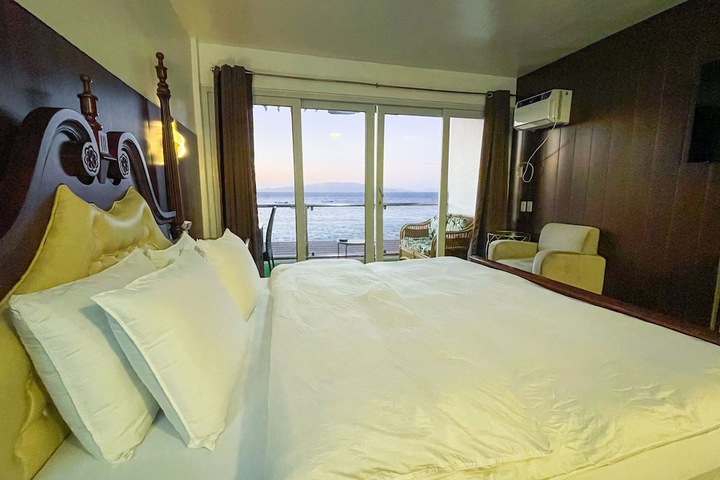 Room 5 of 80