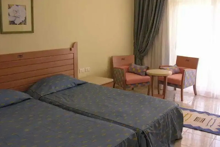 Room 5 of 9