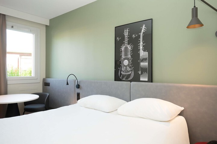 Room 4 of 28
