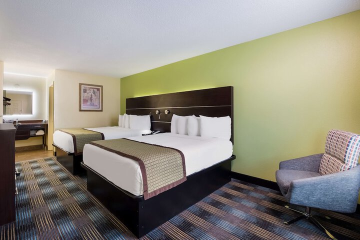2 Queen Beds (3 of 7)