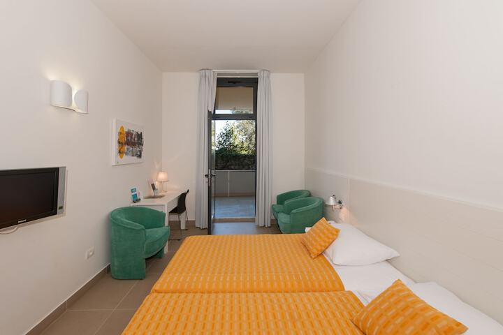 Room 5 of 90