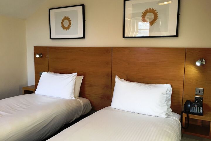Room 8 of 33