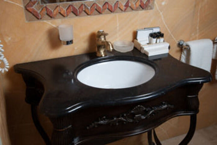 Room 5 of 16