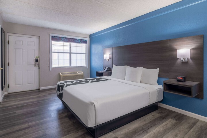 1 King Bed (16 of 19)