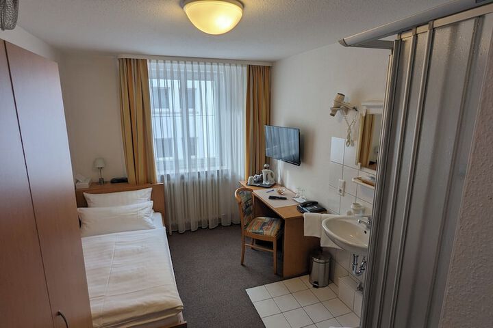 Room 11 of 34