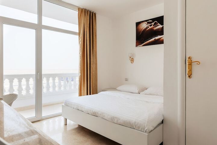 Room 12 of 98