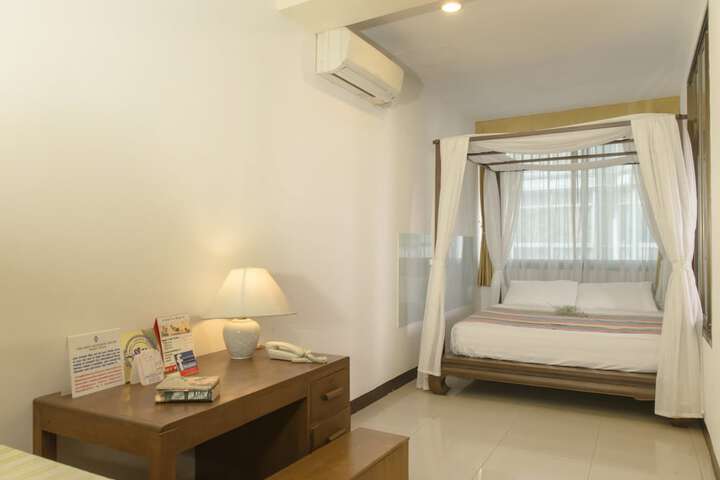 Room 8 of 65