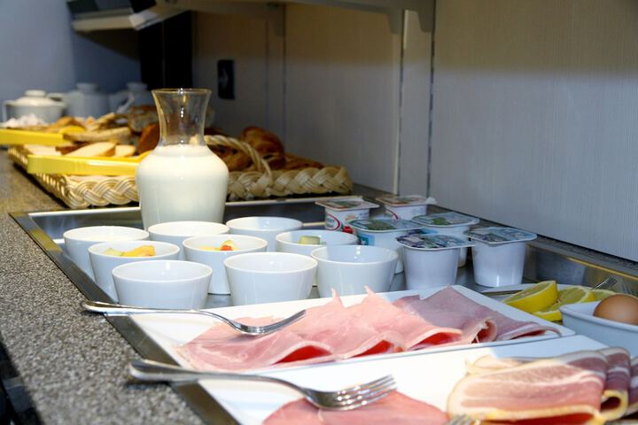 Breakfast/Coffee Service 24 of 33