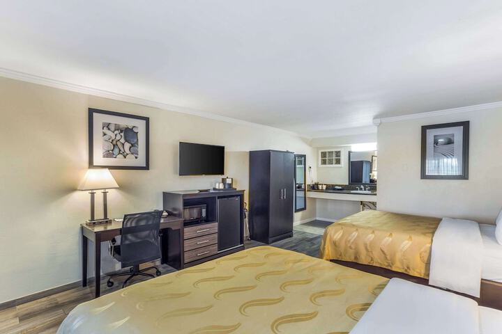 2 Queen Beds (2 of 27)