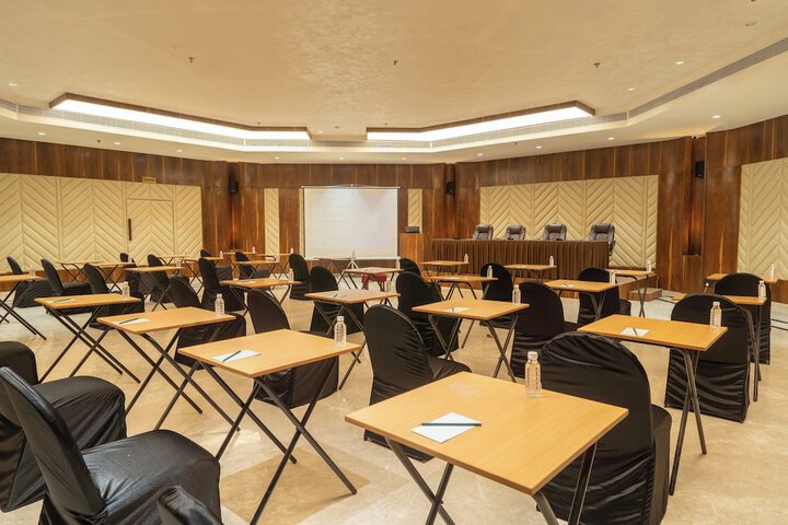 Ballroom/Hall 60 of 64