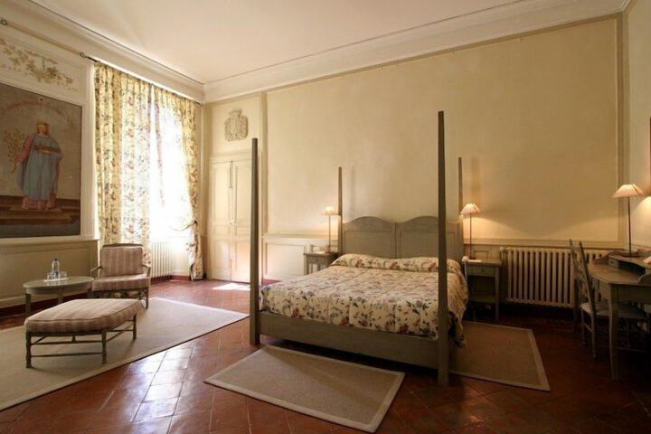 Room 4 of 23