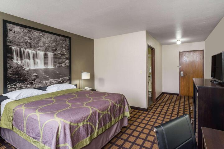 1 Queen Bed (11 of 13)