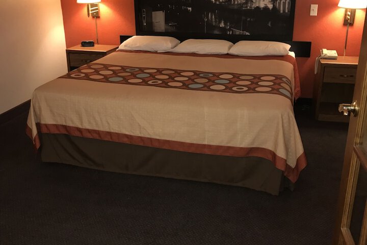 1 Queen Bed (15 of 24)