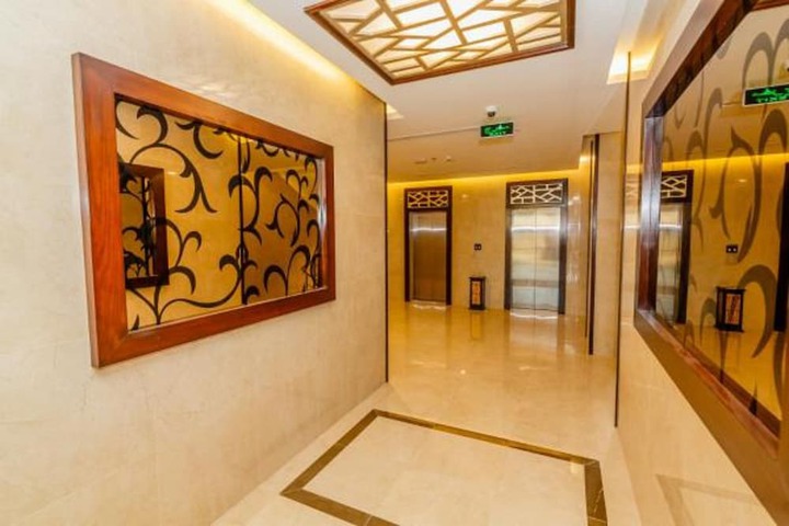 Ballroom/Hall 15 of 16