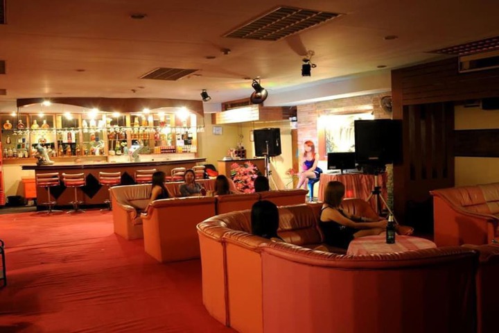 Lounge 24 of 40