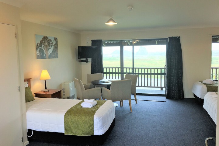 Room 2 of 83