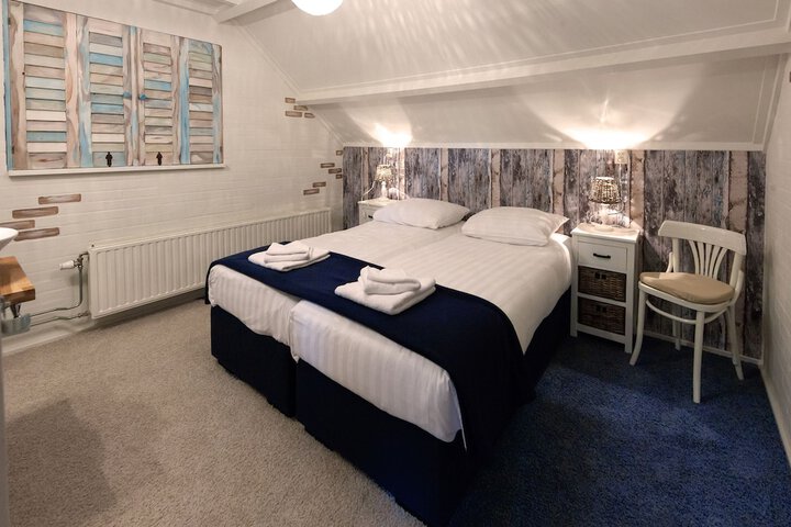 Room 9 of 33