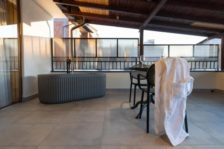 Dining 75 of 79