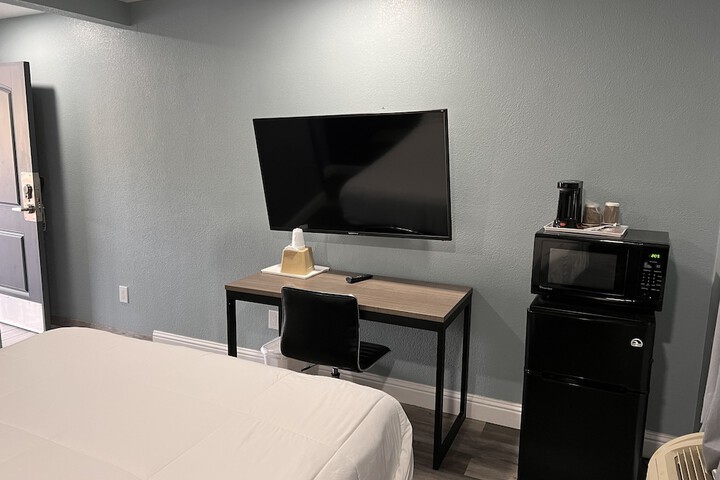 1 Queen Bed (4 of 30)