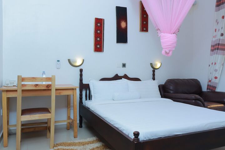 Room 32 of 182