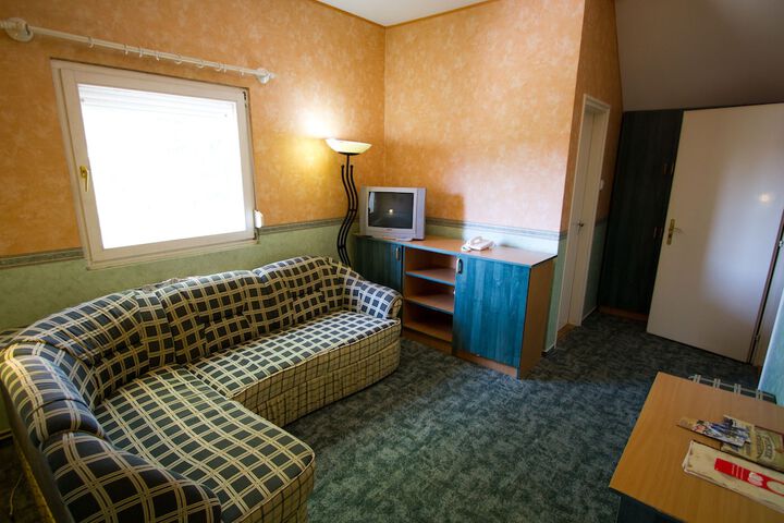 Room 9 of 32