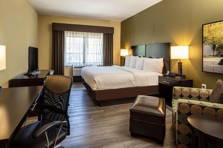 1 King Accessible Comm Assist Bathtub Microwave, Refrigerator WiFi Full Breakfast (5 of 18)