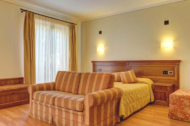 Room 13 of 32