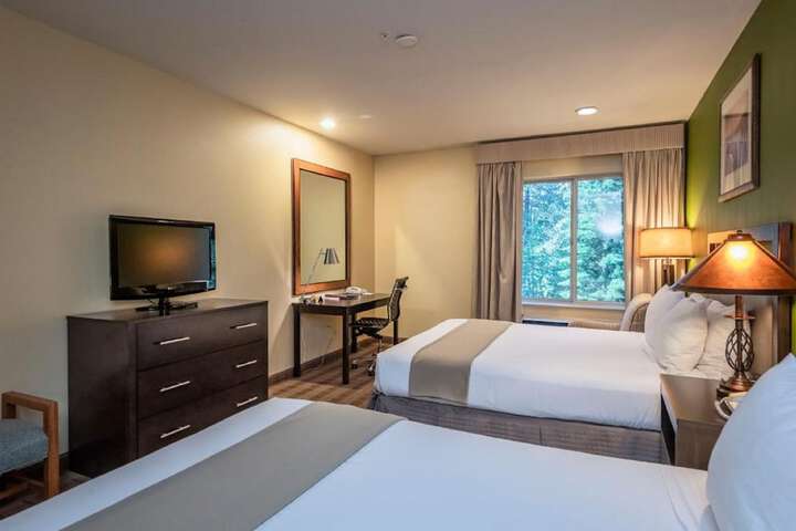 Executive 2 Queen Beds (2 of 8)