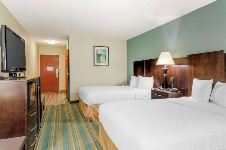 1 King Bed Microwave, Refrigerator Work Desk WiFi Full Breakfast (5 of 21)
