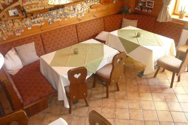 Dining 13 of 16