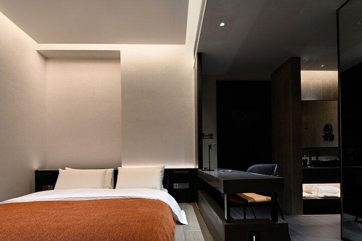 Room 8 of 12
