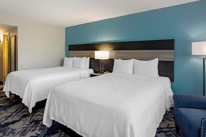 2 Queen Beds Microwave and Refrigerator WiFi Full Breakfast (4 of 6)