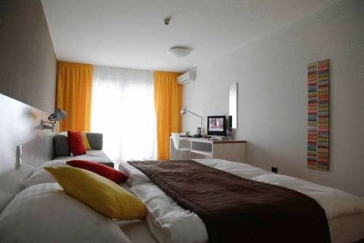Room 4 of 12
