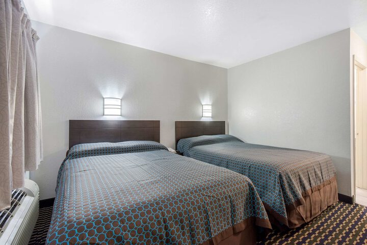 1 Queen Bed (4 of 13)
