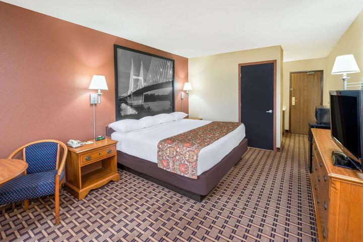 1 King Bed Deluxe Mobility Accessible (3 of 11)