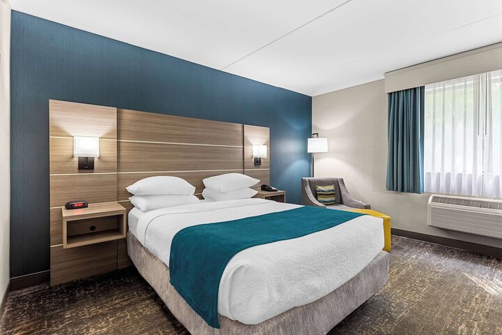 2 Queen Beds Microwave and Refrigerator Full Breakfast (2 of 14)