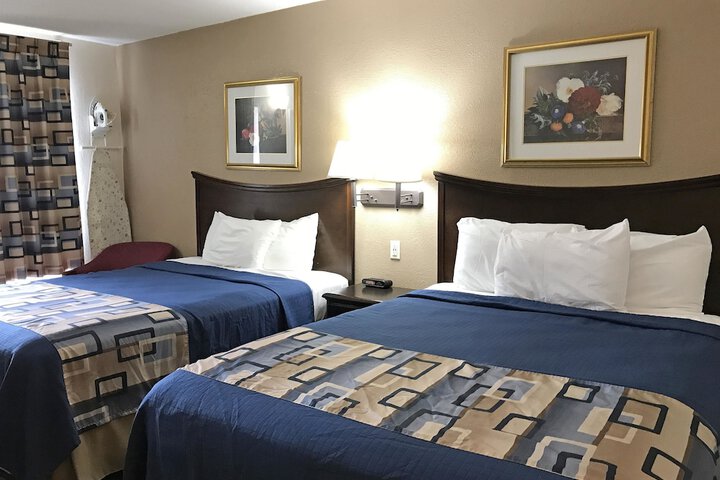 1 Queen Bed (1 of 11)