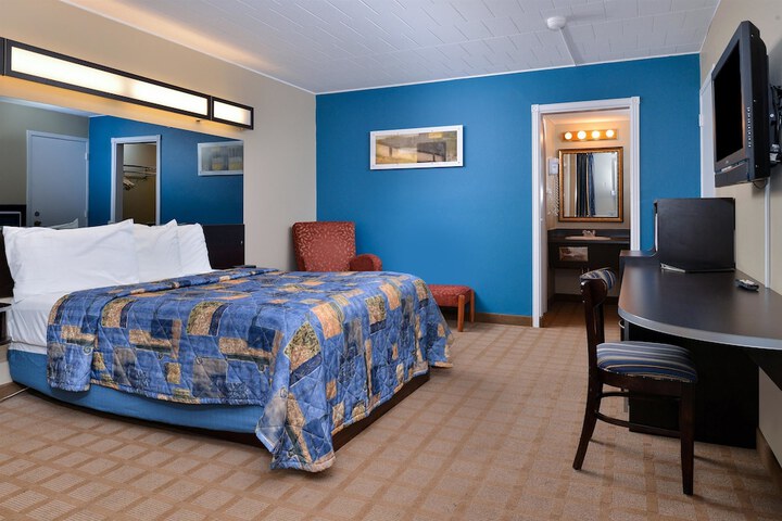 1 Queen Bed (7 of 11)