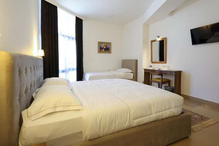 Room 42 of 114
