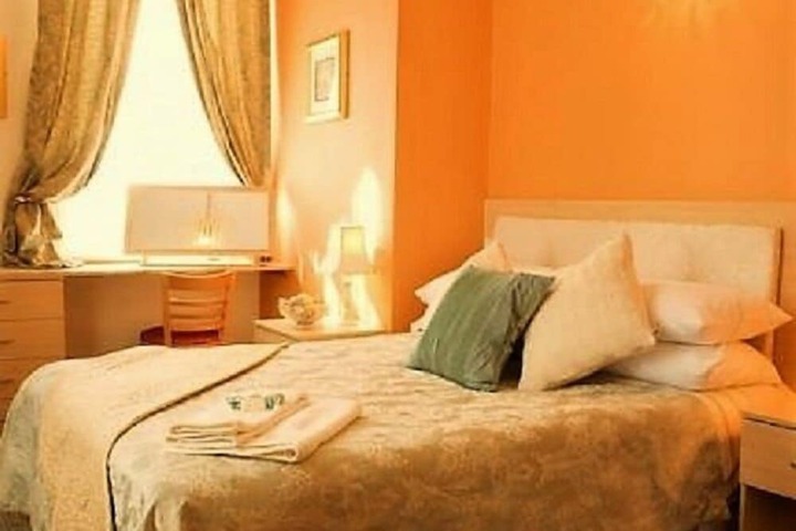 Room 6 of 28