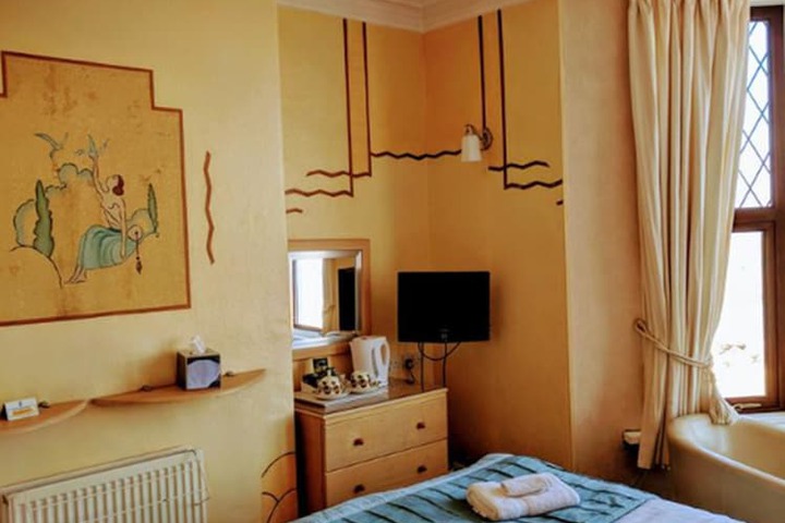 Room 8 of 40
