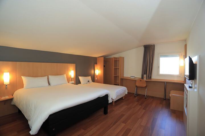Room 12 of 50