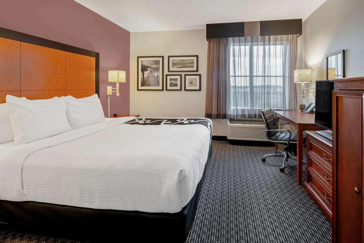1 King Bed Mobility Hearing Impaired Accessible Room (12 of 12)