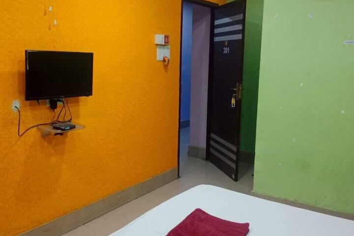 Room 5 of 9