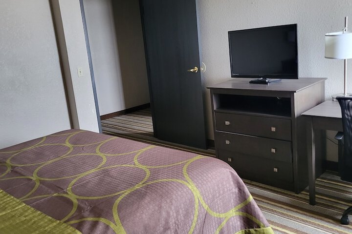 2 Queen Beds (7 of 12)