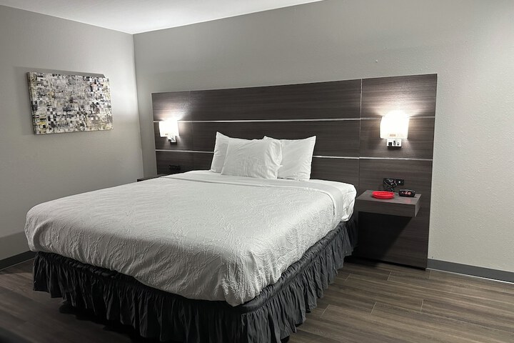 1 King Bed (7 of 8)