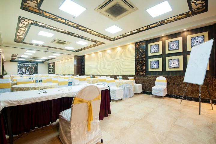 Ballroom/Hall 32 of 38