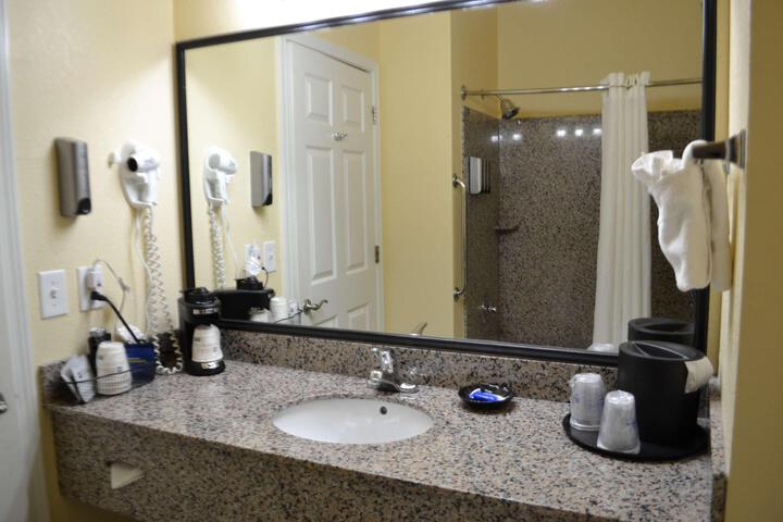 2 Queen Beds High Speed Internet Micrwave Refridgerator Coffee Maker Full Breakfast (5 of 6)