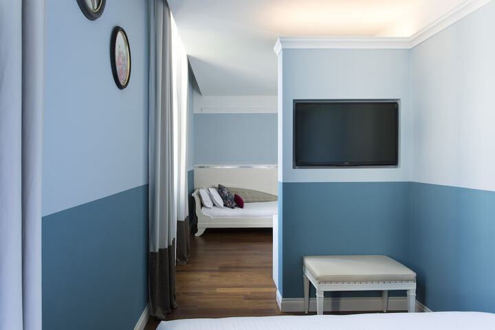 Room 5 of 93