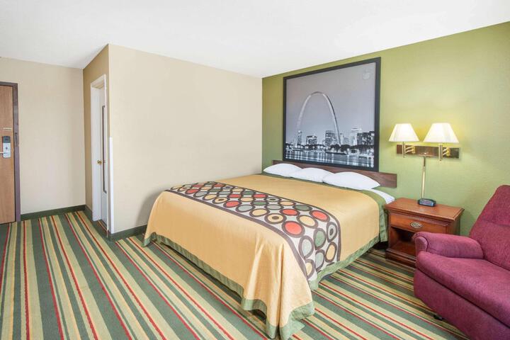 1 Queen Bed (3 of 21)
